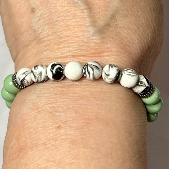 Black lava & glass bead elastic bracelet - Picture 3 of 10